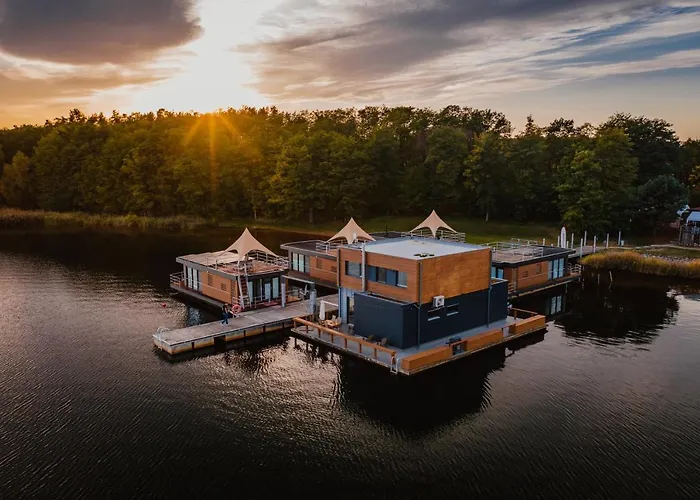 Schwimmende Ferienhaeuser Auf Dem See - Spreewald